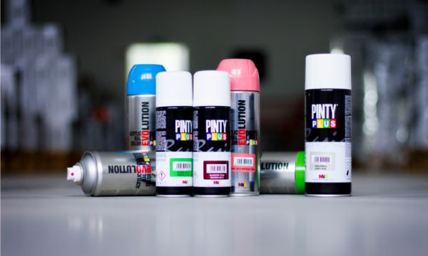 Botes de colores de pintura en spray Pintyplus Basic y Evolution